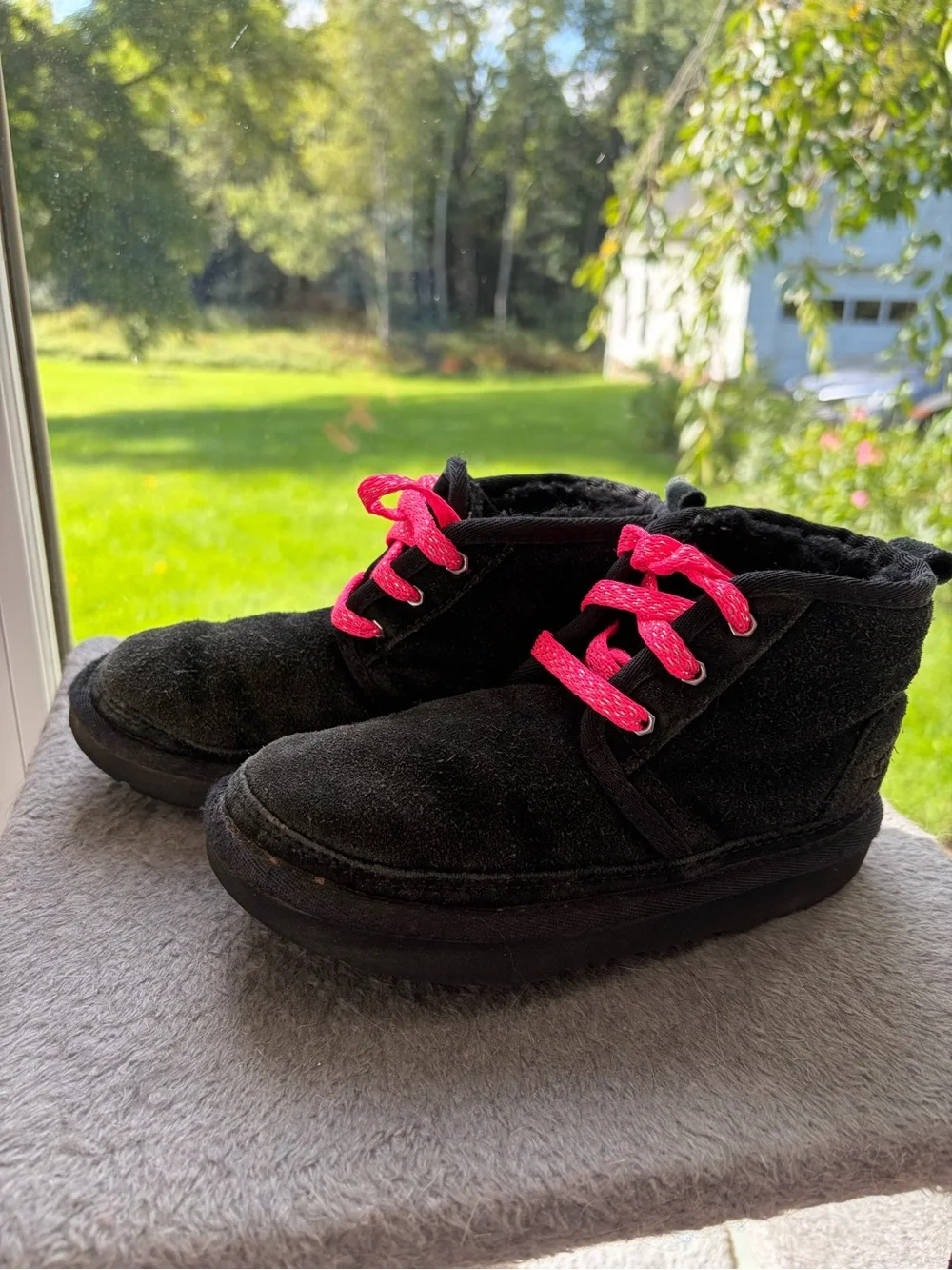 UGG Kids Neumel Suede Chukka Boots Black Pink Glitter Laces Youth 13